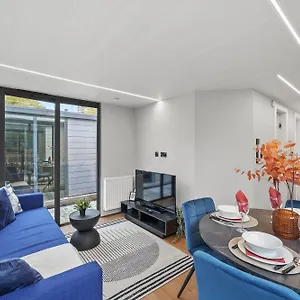 Unique Water In - Sleeps 6 London